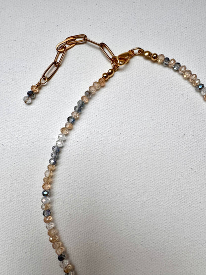 Facettierte Edelstein-Halskette mit Barockperle