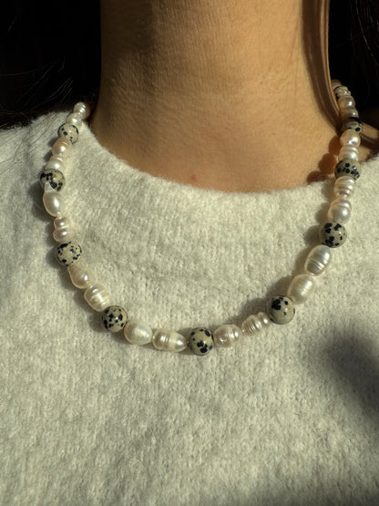 COOKIE PEARL – Halskette mit Süßwasserperlen & Dalmatinerstein – 18k vergoldete Details, handgefertigt