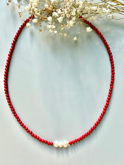 Zarte Korallenkette mit Süßwasserperlen & goldenen Details – handgefertigt