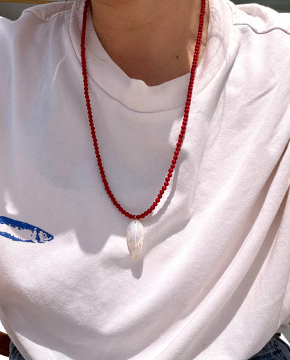 Red Leaf Coral – Handgefertigte Kette aus echten Korallenperlen & Perlmutt