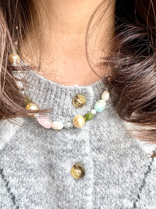 Gem & Pearl Harmony Necklace – Halskette mit Süßwasserperlen und Edelsteinen