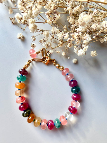Prisma Bloom – 18 k vergoldetes Edelsteinarmband mit facettiertem Steinmix – handgefertigt