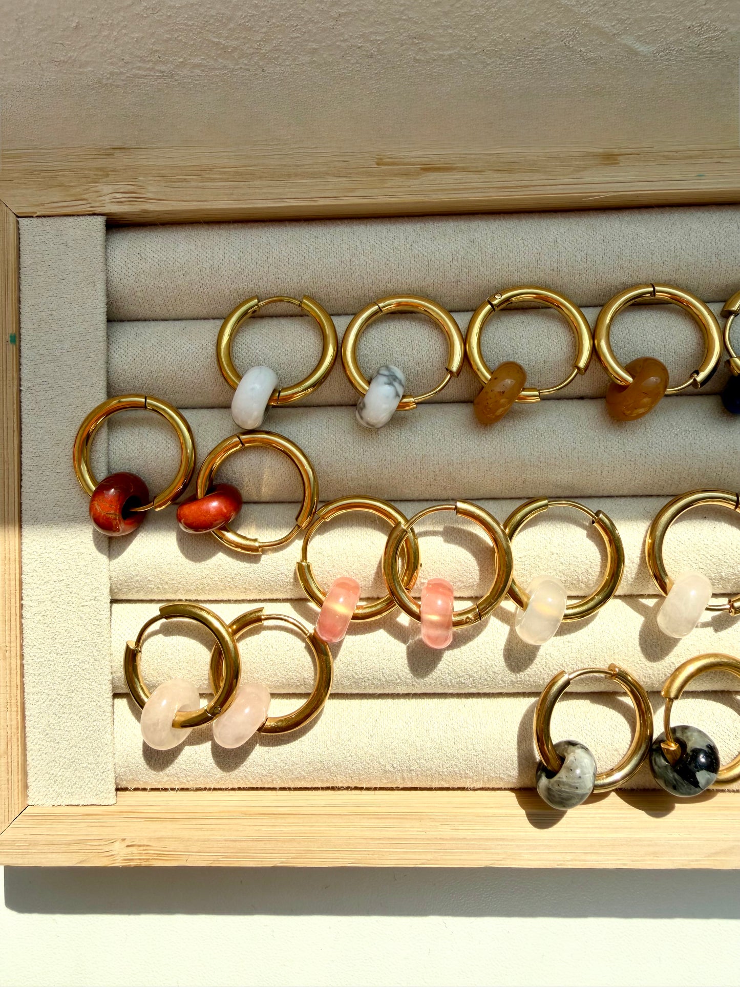 Mini Stone Circle – Ohrringe mit Donut Edelstein-Anhängern & Edelstahl 18k vergoldet