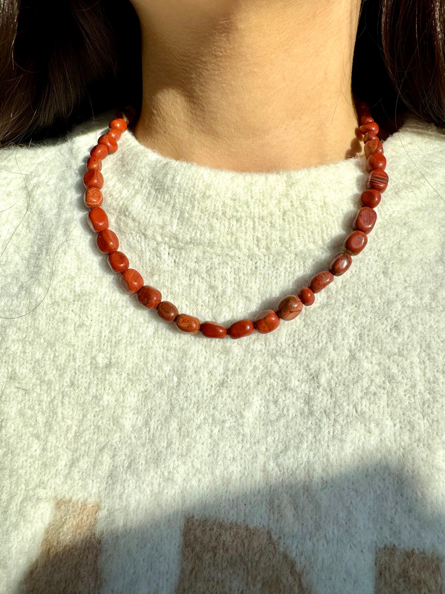 Halskette mit roten Jaspis-Steinen & vergoldeten Details – handgefertigt