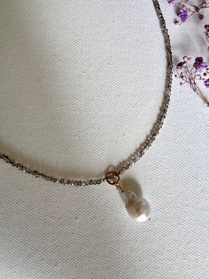 Graue Edelsteinkette mit Barockperle