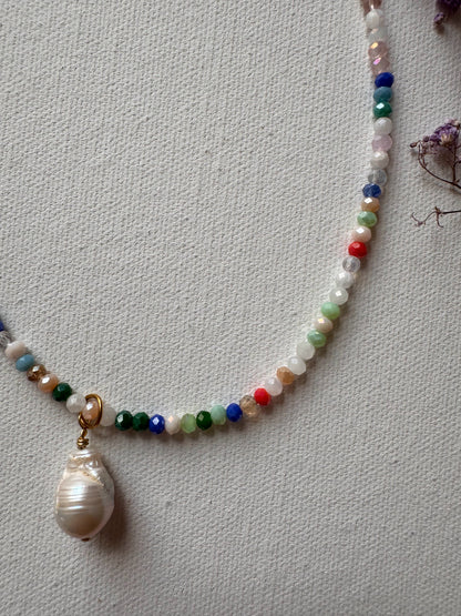 Bunte Edelstein-Halskette • Facettierte Glasperlen & Barockperle • 18k vergoldet