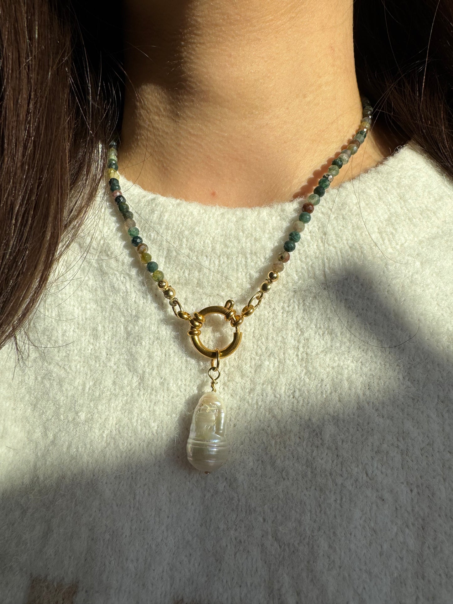Facettierte Edelsteinkette mit abnehmbarer Barockperle & 18k vergoldeten Details – handgefertigt