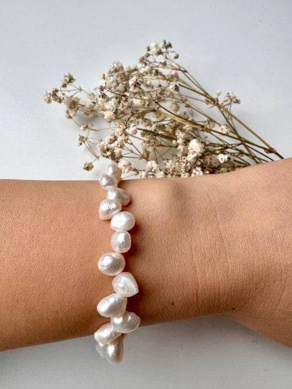 Pure Pearl – Armband aus natürlichen Süßwasserperlen & goldenen Details – handgefertigt