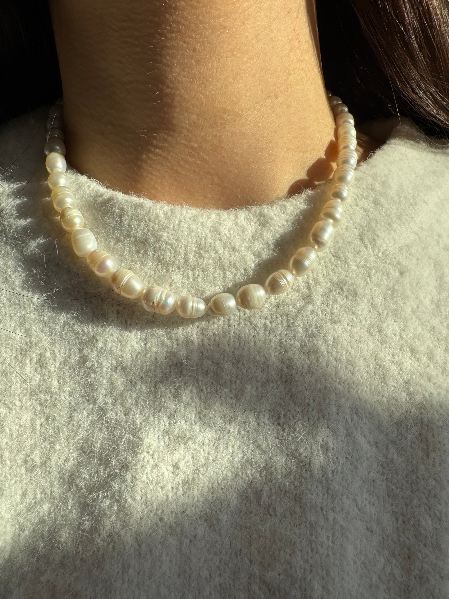 Klassische Perlenkette mit Süßwasserperlen • 18k vergoldeter Knebelverschluss