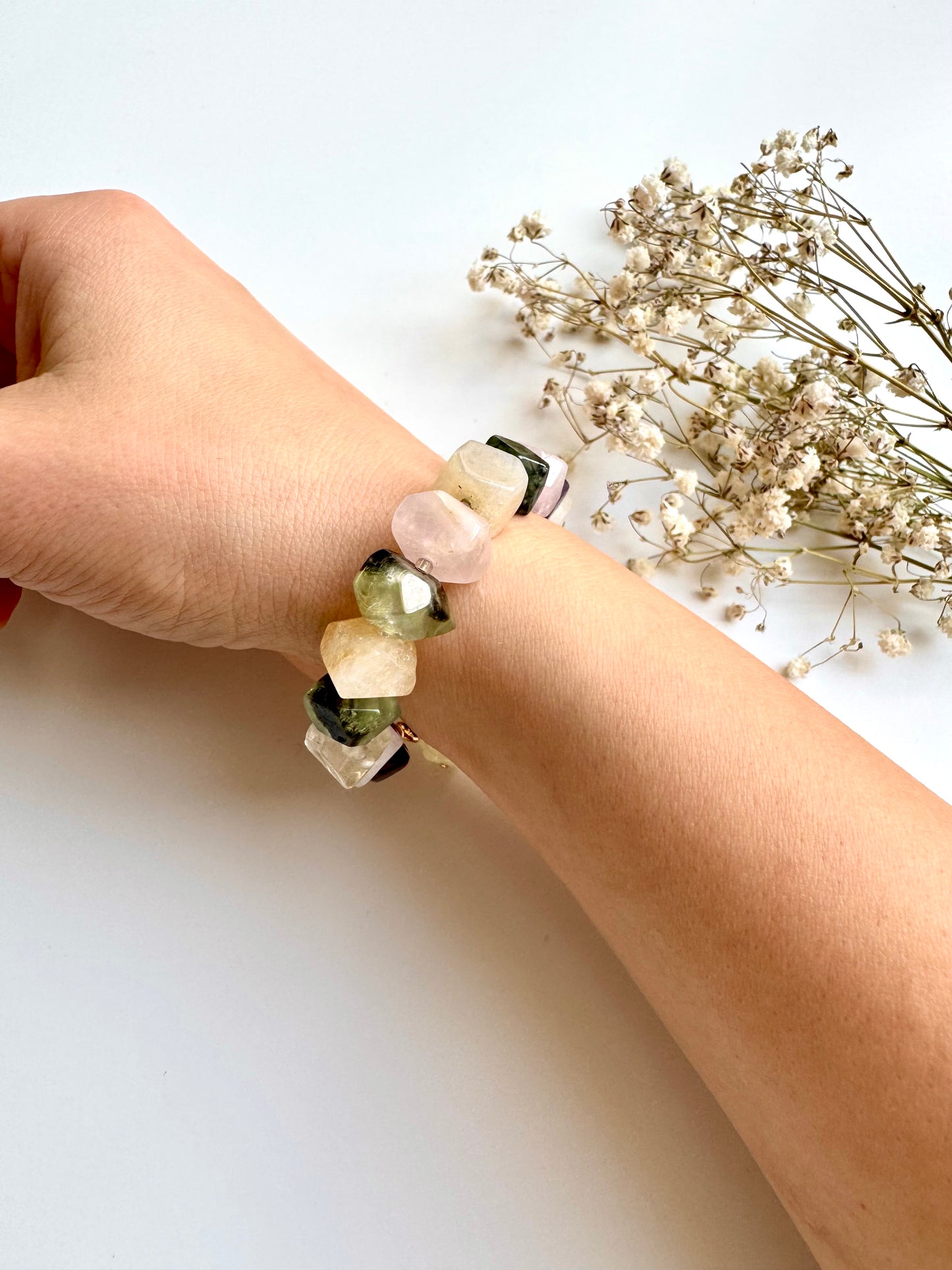 Edelstein-Armband mit facettierten Natursteinen