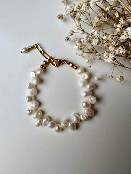 Pure Pearl – Armband aus natürlichen Süßwasserperlen & goldenen Details – handgefertigt