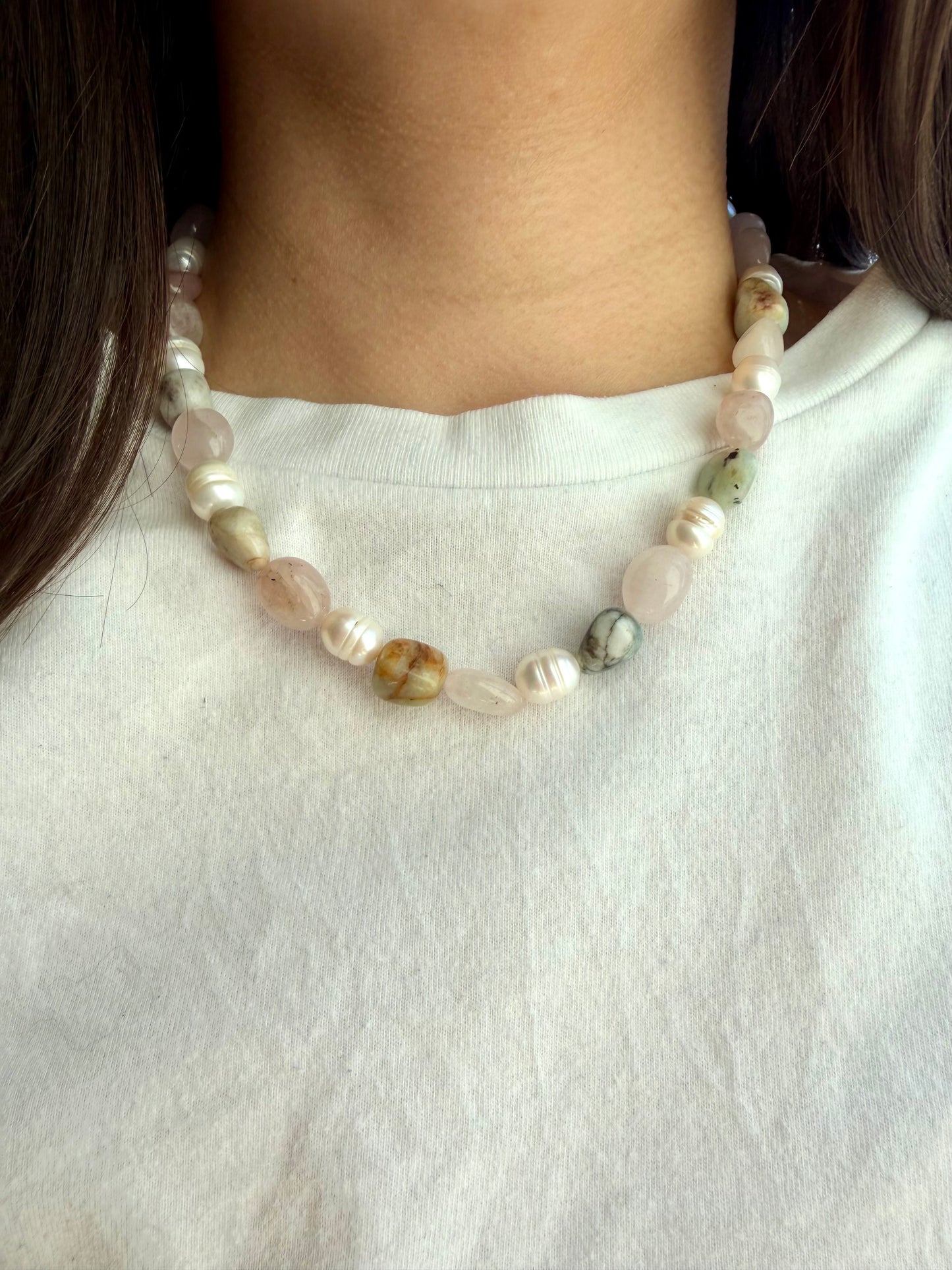 Aura Pearl – Naturstein Halskette mit Süßwasserperlen handgefertigt