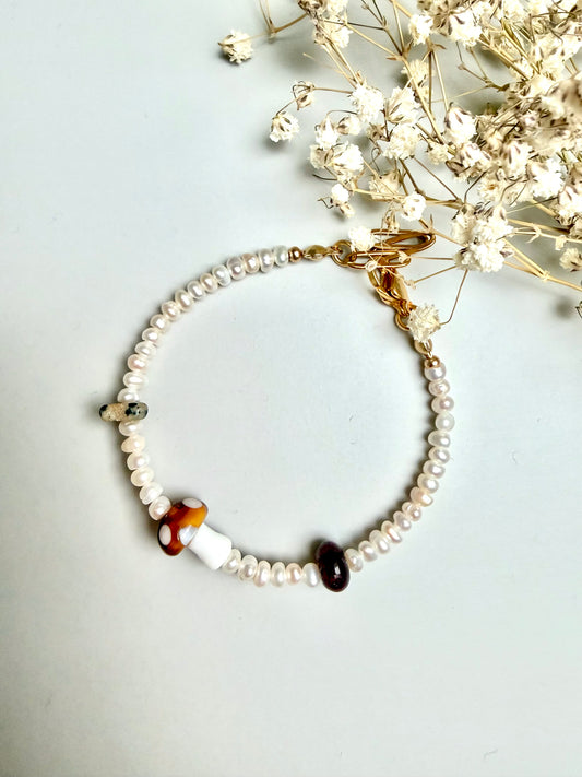 Mushroom Pearl – Süßwasserperlenarmband mit Pilzmotiv – handgefertigt