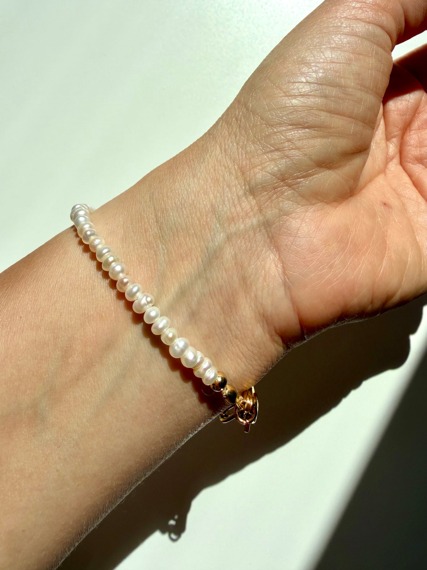 Petit Pearl – Süßwasserperlen Armband handgefertigt