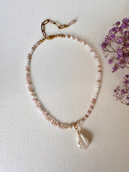 Halskette in Rosa- und Cremetönen mit Barockperle
