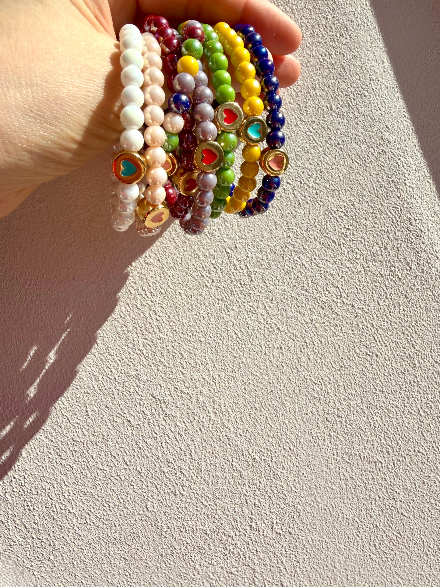 Glass Heart – Armband mit bunten Glasperlen & Herz Motiv – handgefertigt