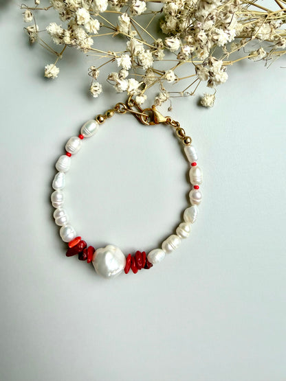 Coral Muse – Armband mit Süßwasserperlen, Barockperle & Korallen – handgefertigt