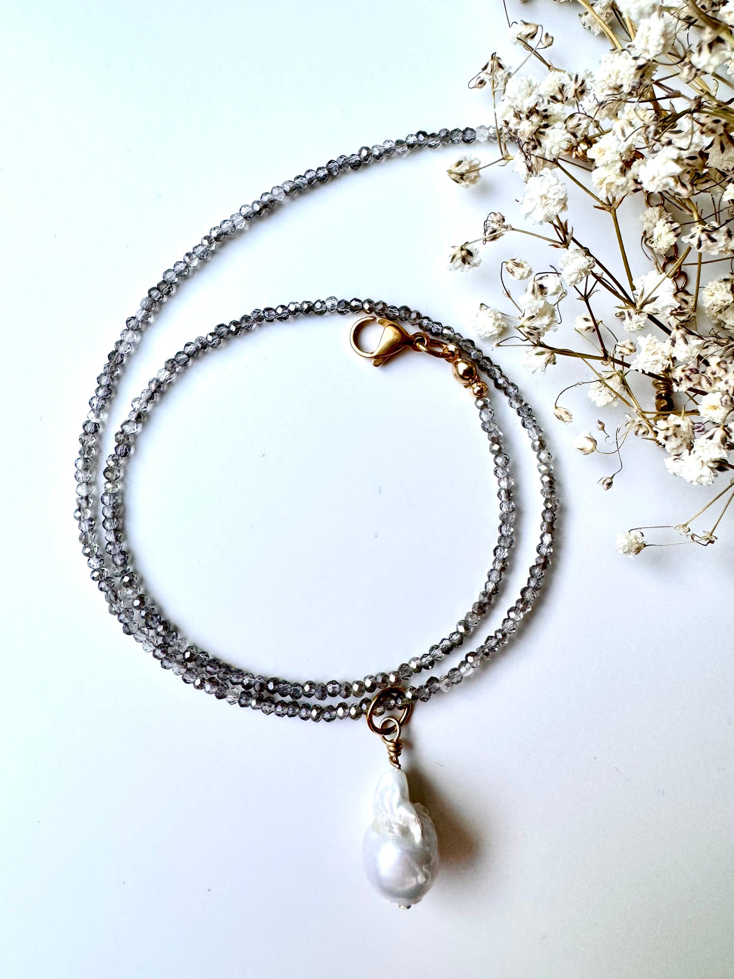 Graue Edelsteinkette mit Barockperle