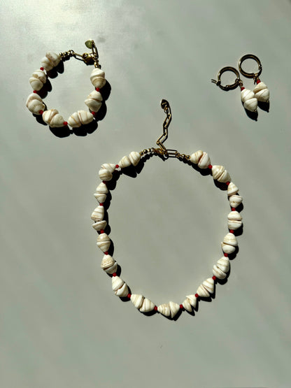 Coral Shell – Bracelet with shell pearls & red coral – handmade