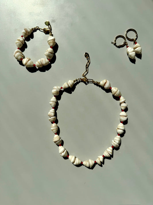 Coral Shell – Ohrringe mit Muschelperlen & roter Koralle – handgefertigt