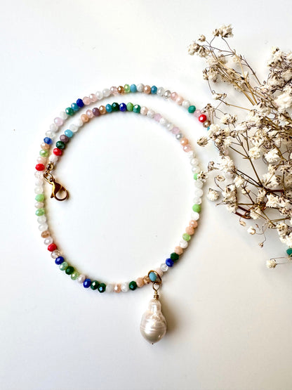 Bunte Edelstein-Halskette • Facettierte Glasperlen & Barockperle • 18k vergoldet