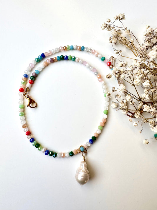 Bunte Edelstein-Halskette • Facettierte Glasperlen & Barockperle • 18k vergoldet