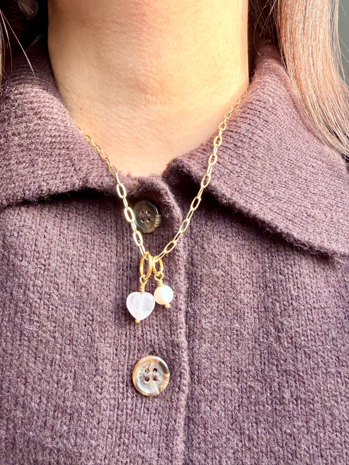 Rosea Heart – 18 k vergoldete Halskette mit Rosenquarz-Herz & Süßwasserperle – handgefertigt