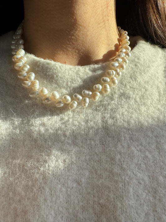 Pure Pearl – Süßwasserperlen Halskette mit goldenen Details