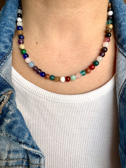 Bunte Edelstein-Halskette mit 6 mm Perlen & goldenen Details