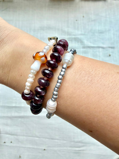 Mushroom Pearl – Süßwasserperlenarmband mit Pilzmotiv – handgefertigt