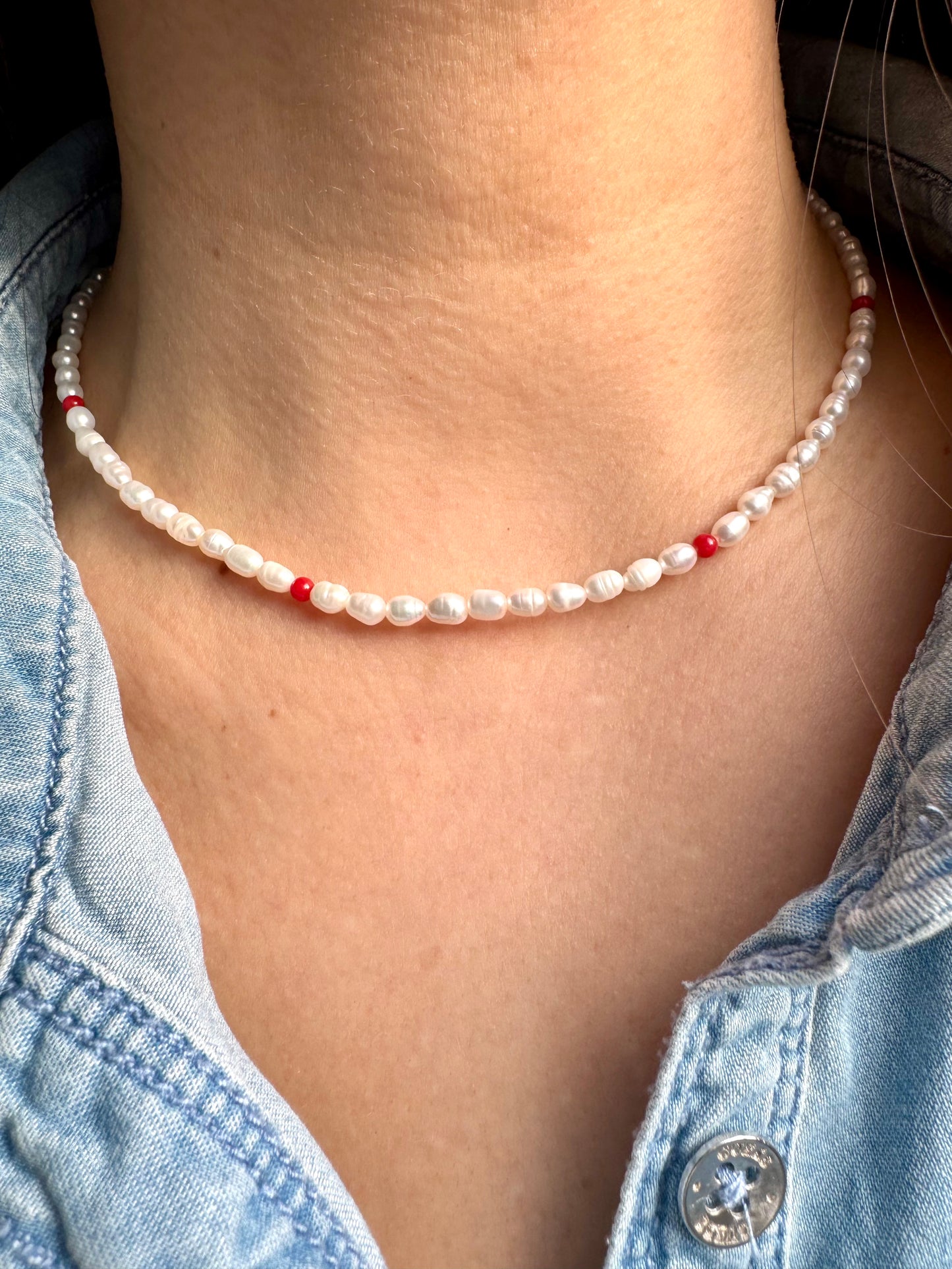 Süßwasserperlen-Halskette mit roter Koralle & 18k vergoldeten Details – handgefertigt