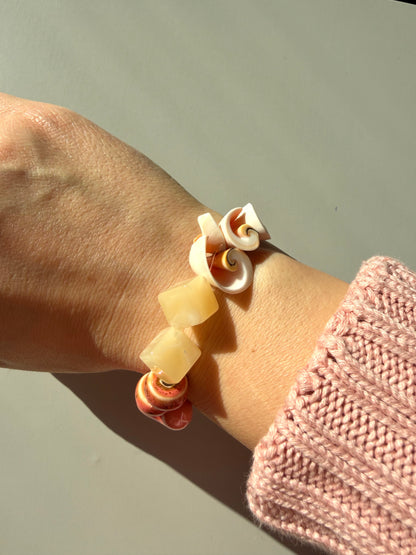Shell Whisper – Statement Armband mit Keramik, Acryl & Muschel – handgefertigt