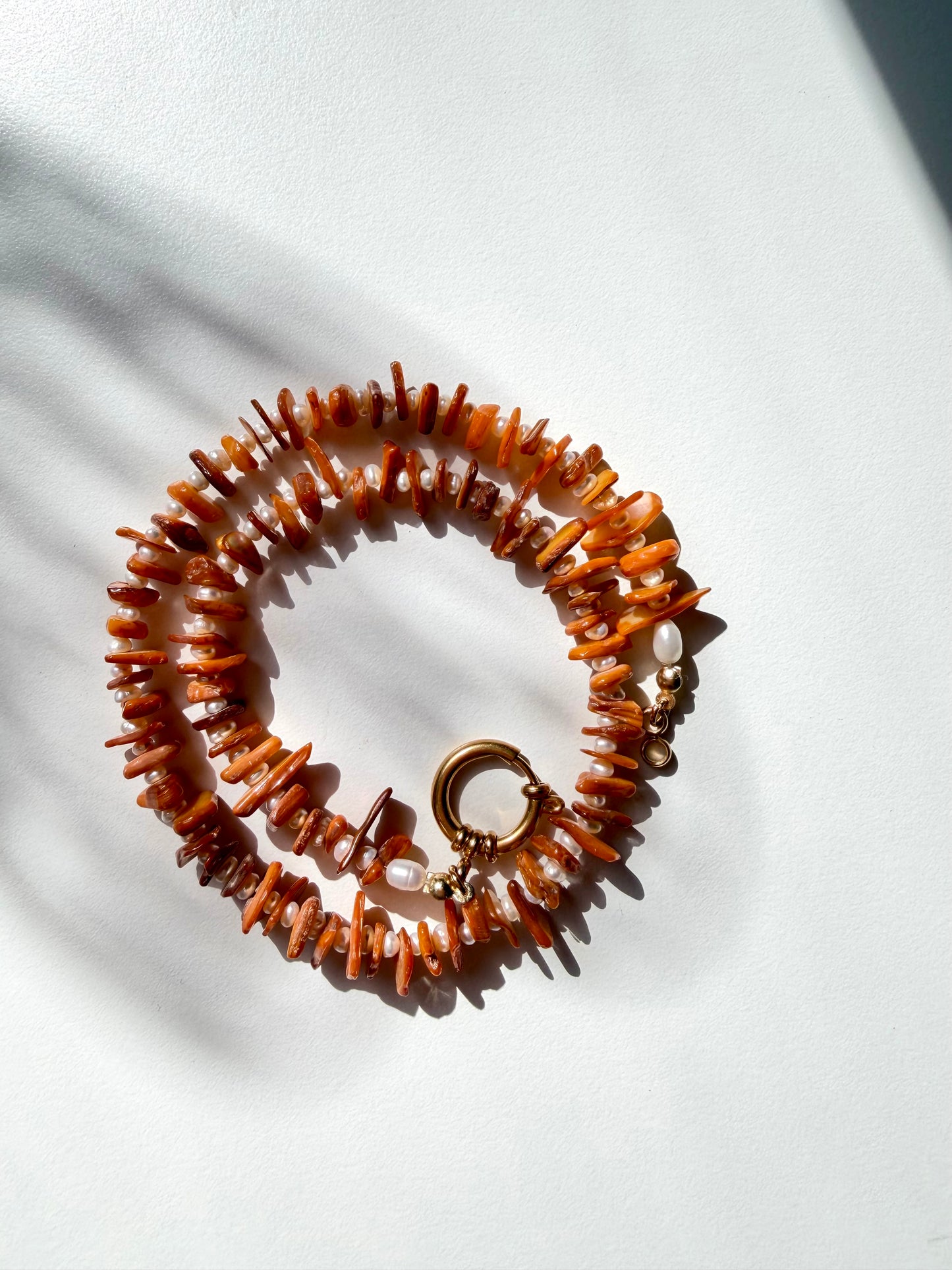 Sunset Pearl – Muschelperlen Halskette mit Süßwasserperlen handgefertigt
