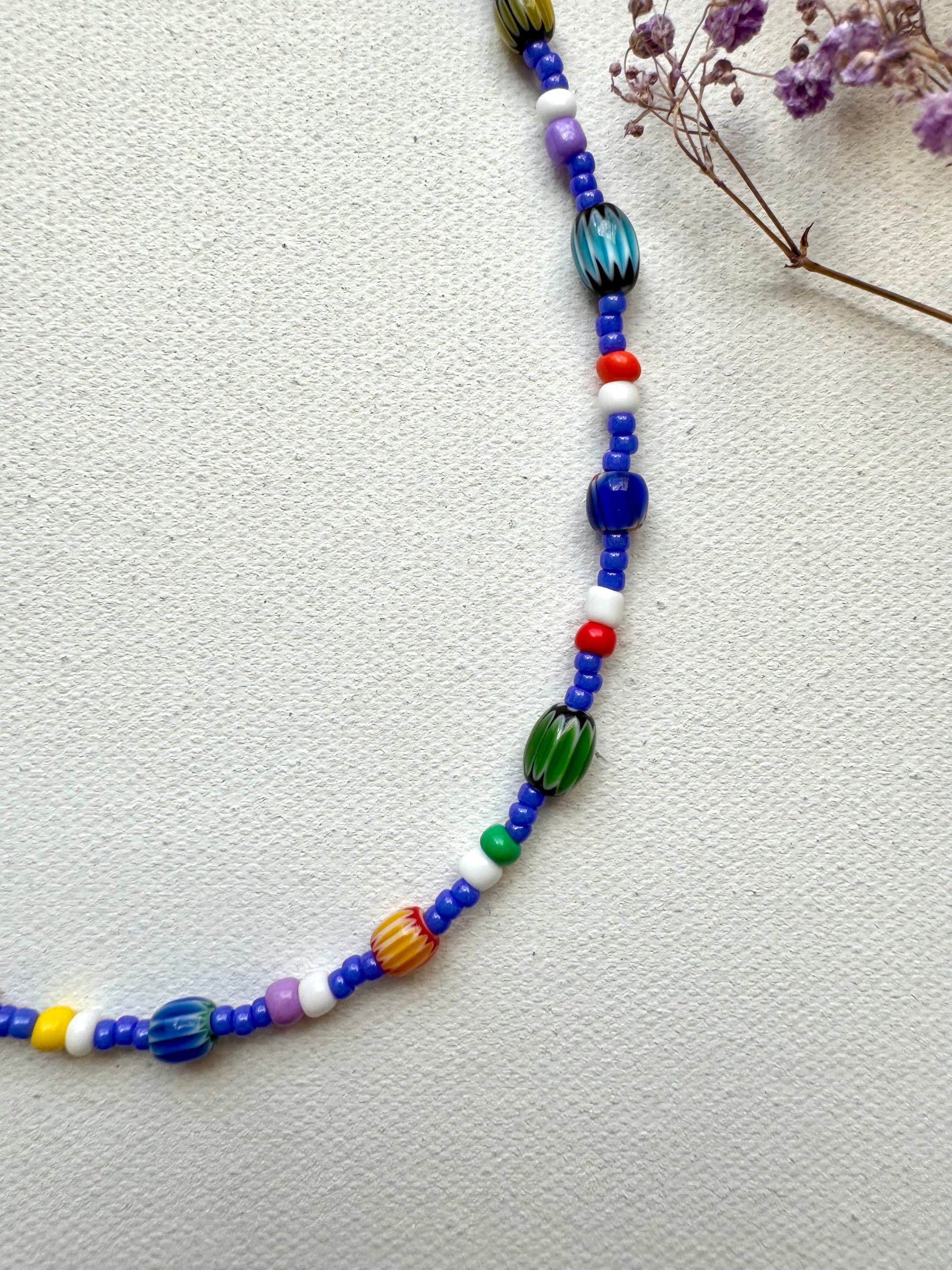 Bunte handgefertigte Perlenhalskette – minimalistischer Schmuck