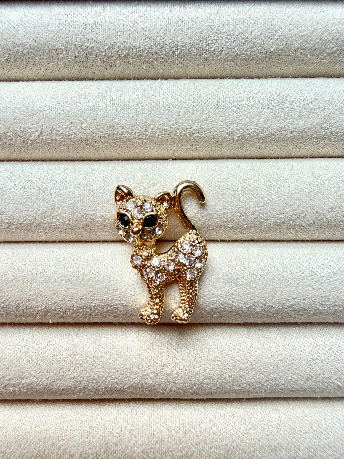 Broschen – Vergoldete Anstecker mit verspielten Motiven