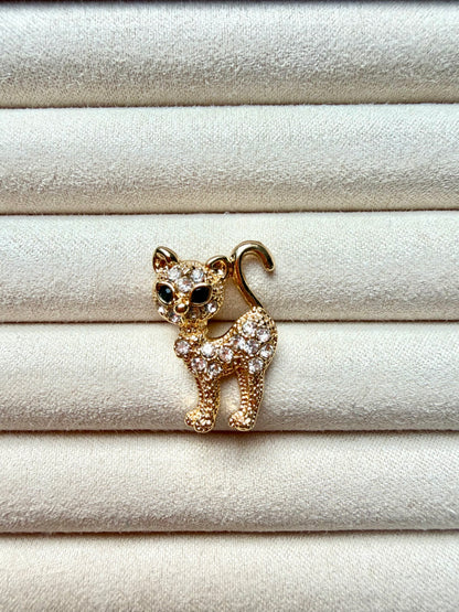 Broschen – Vergoldete Anstecker mit verspielten Motiven