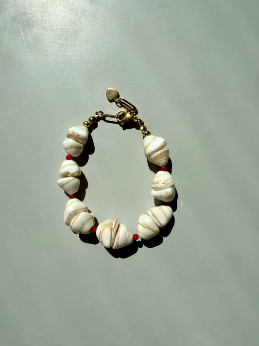 Coral Shell – Armband mit Muschelperlen & roter Koralle – handgefertigt