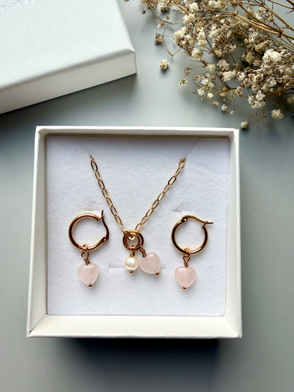 Rosea Heart – 18 k vergoldete Halskette mit Rosenquarz-Herz & Süßwasserperle – handgefertigt