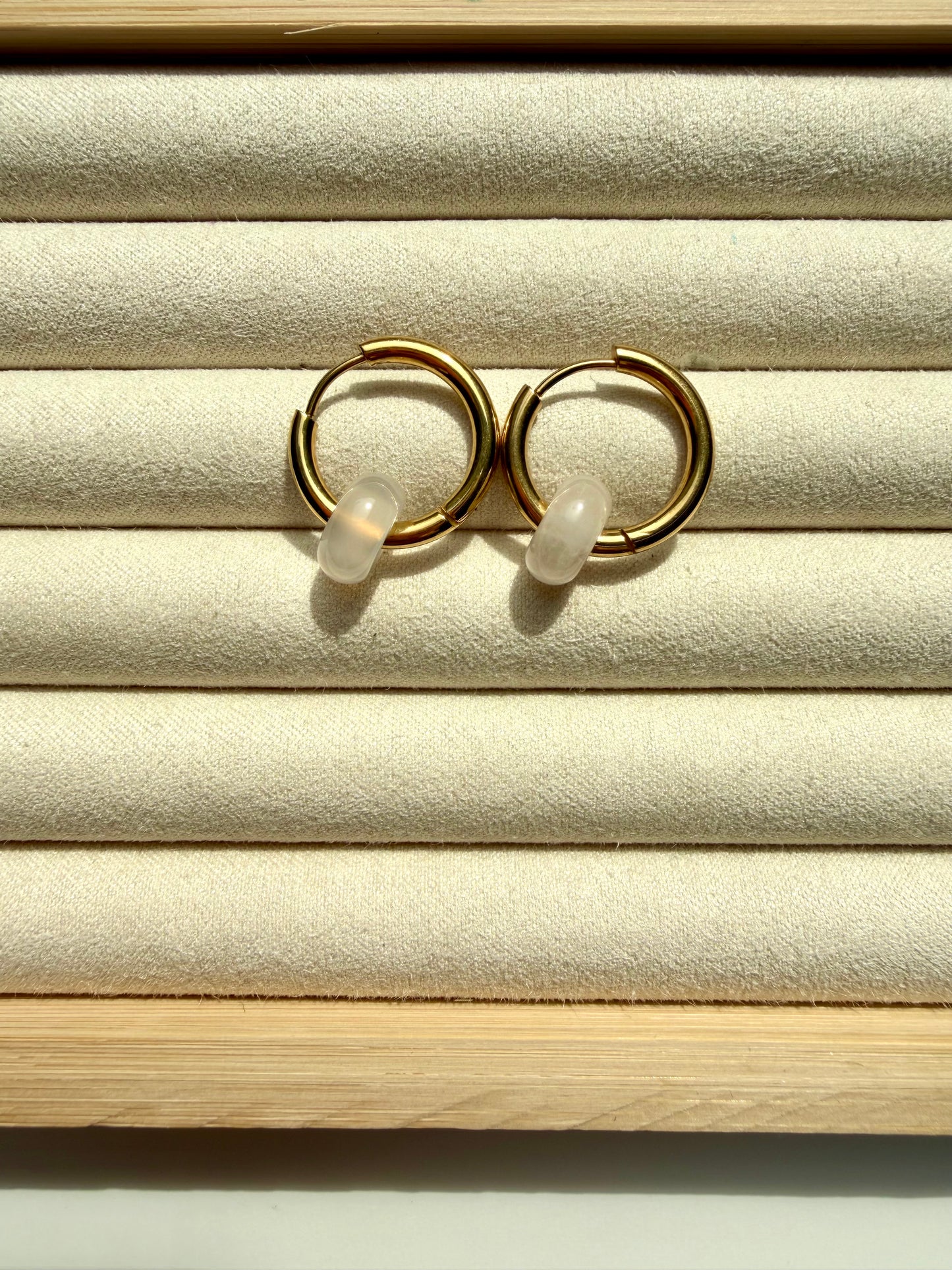 Mini Stone Circle – Ohrringe mit Donut Edelstein-Anhängern & Edelstahl 18k vergoldet