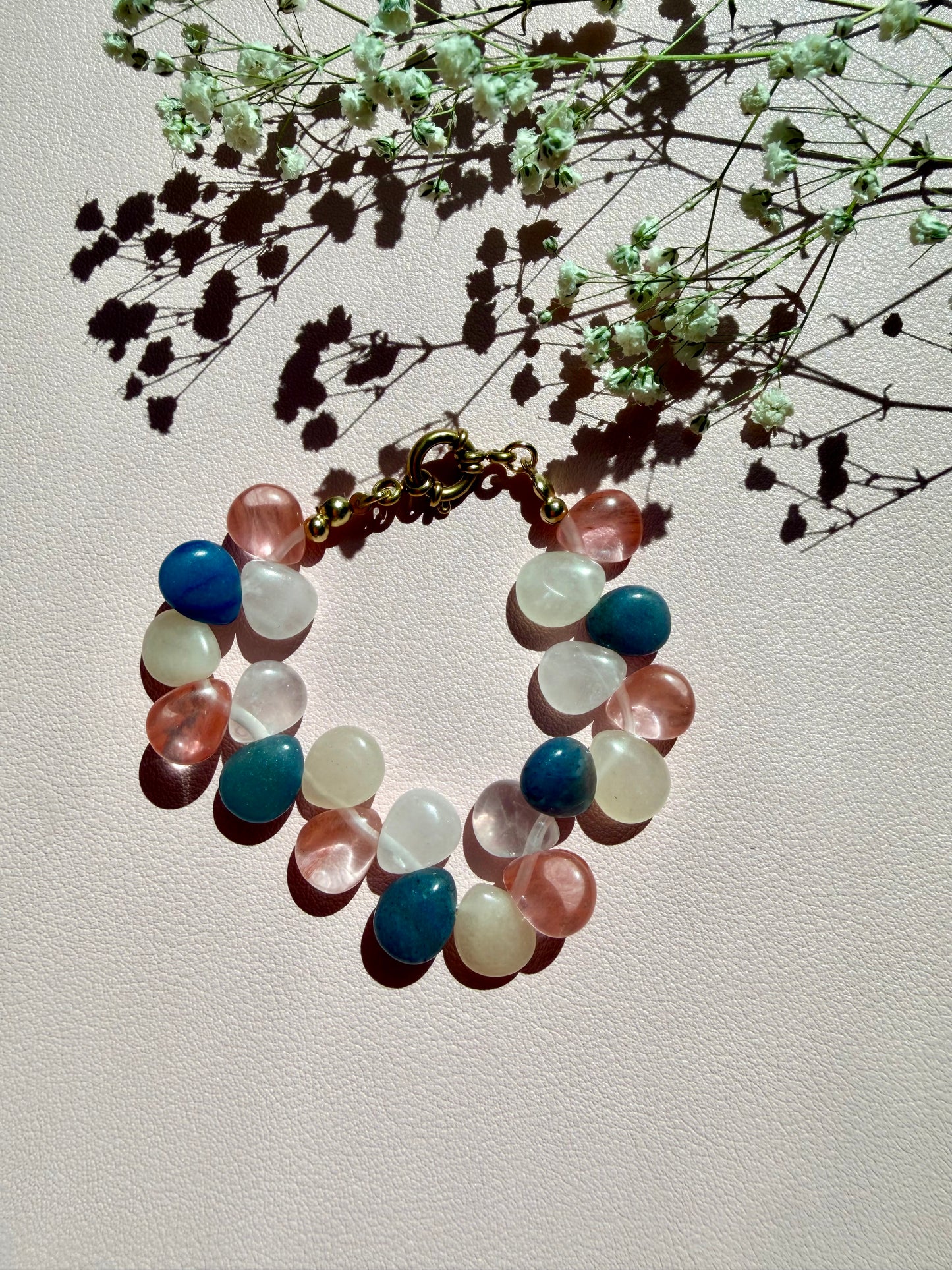 Berry Moon Armband mit Rosenquarz, Kirschquarz & blauem Aventurin – handgefertigt