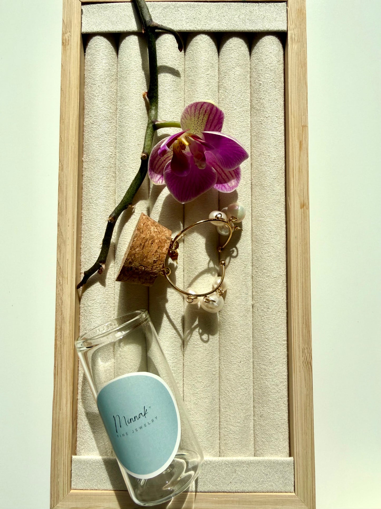 Perla Flow – Creolen mit Süßwasserperlen & goldenen Details – handgefertigt