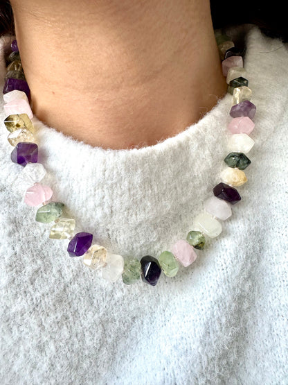 Halskette mit facettierten Edelsteinperlen in sanften Naturtönen