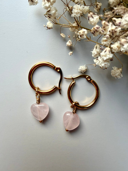 Rosenquarz Herz Ohrringe – Heart of Rose | 18k vergoldet