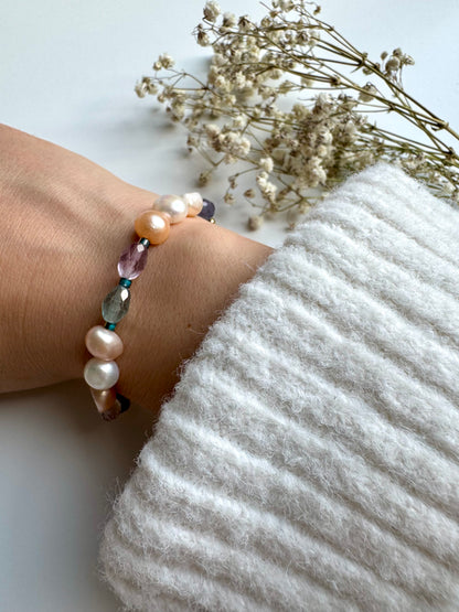 Fluorit-Perlenarmband mit Süßwasserperlen • Bunte Edelsteinmischung & goldene Details