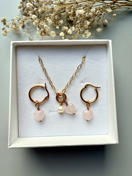 Rosea Heart – 18 k vergoldete Halskette mit Rosenquarz-Herz & Süßwasserperle – handgefertigt