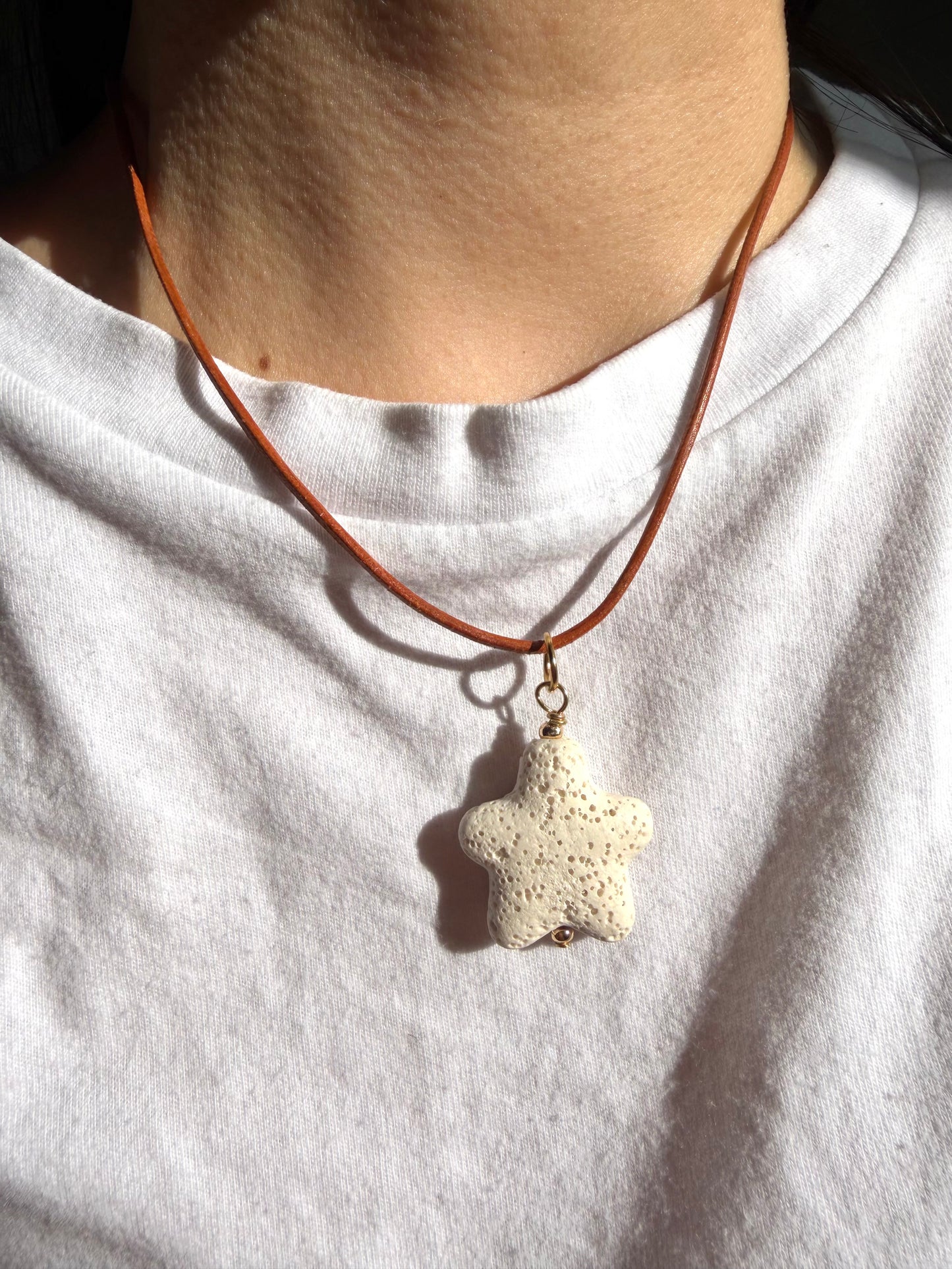 Ocean Star – Lava Stern Anhänger an Lederband – handgefertigt