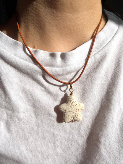 Ocean Star – Lava Stern Anhänger an Lederband – handgefertigt