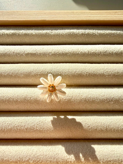 Broschen – Vergoldete Anstecker mit verspielten Motiven