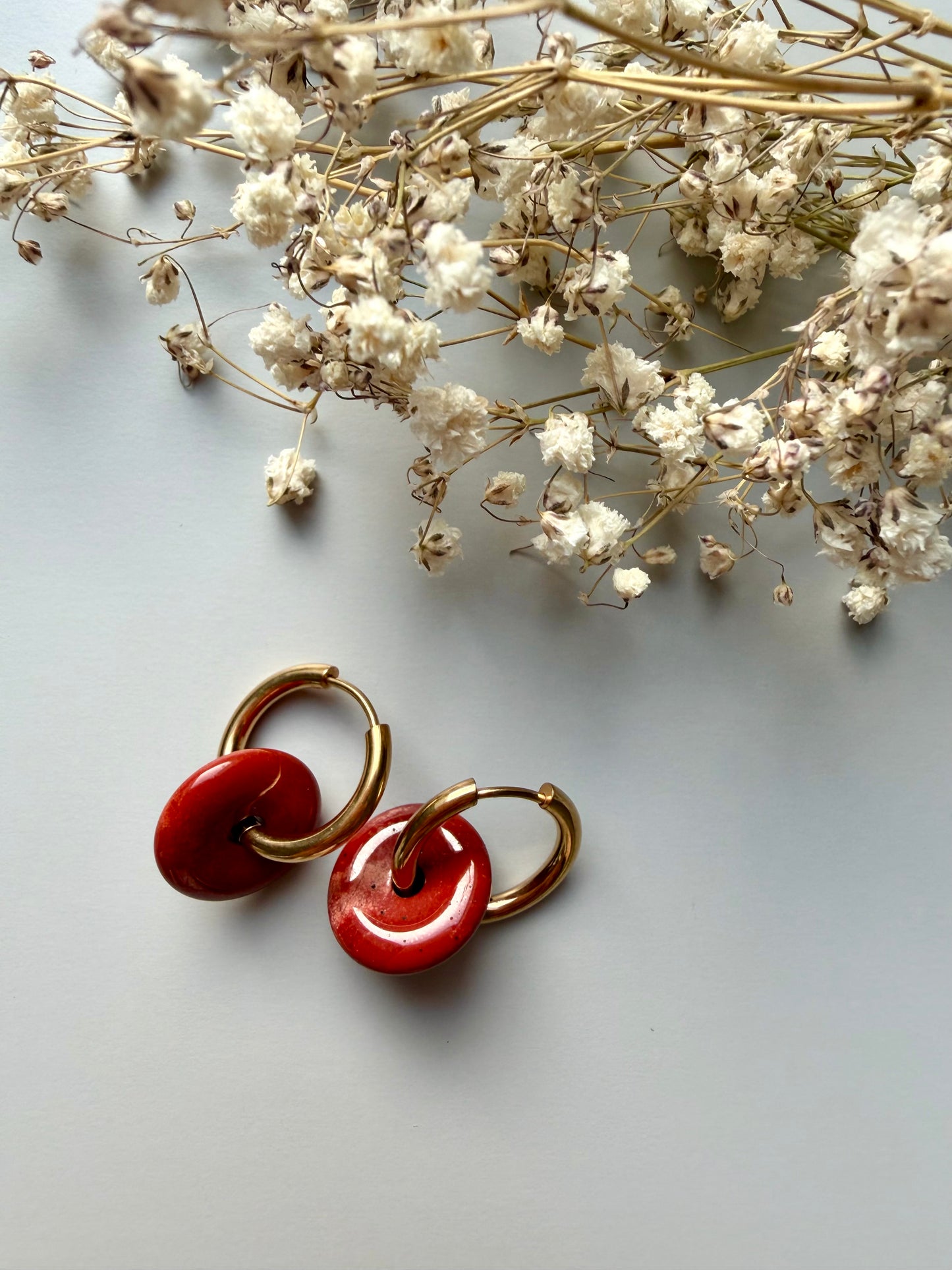 Stone Circle – Gold-plated hoop earrings with natural stone donut pendants – handmade