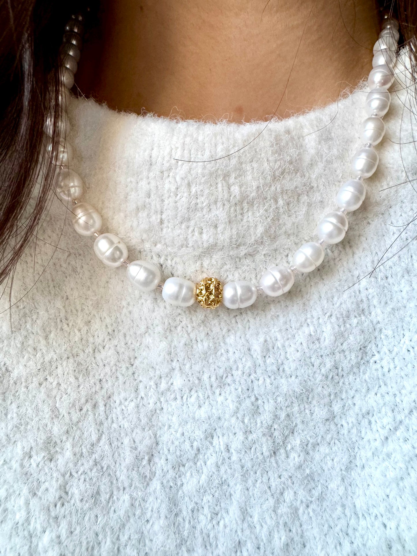 Elegante Süßwasserperlen-Halskette mit goldfarbenem Akzent